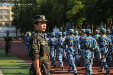 杨晨：记录那些迷彩岁月中的“引路人”