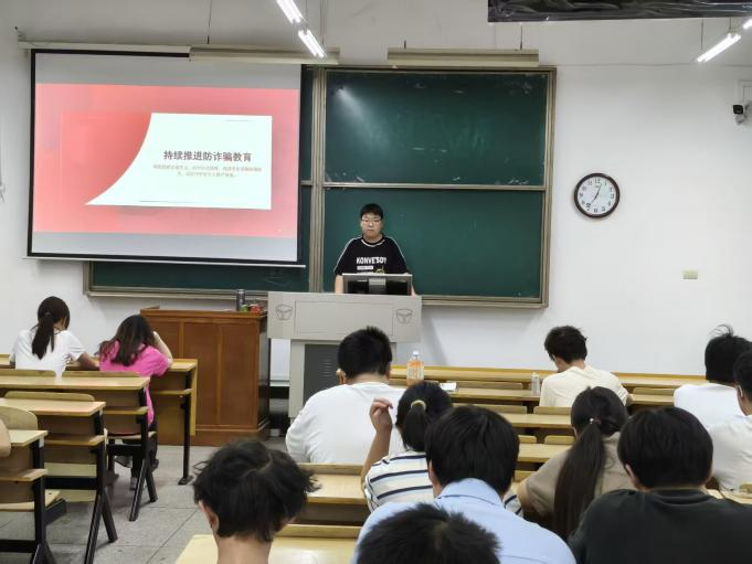 筑牢思想根基，护航青春成长——我院开展五月主题班团会活动